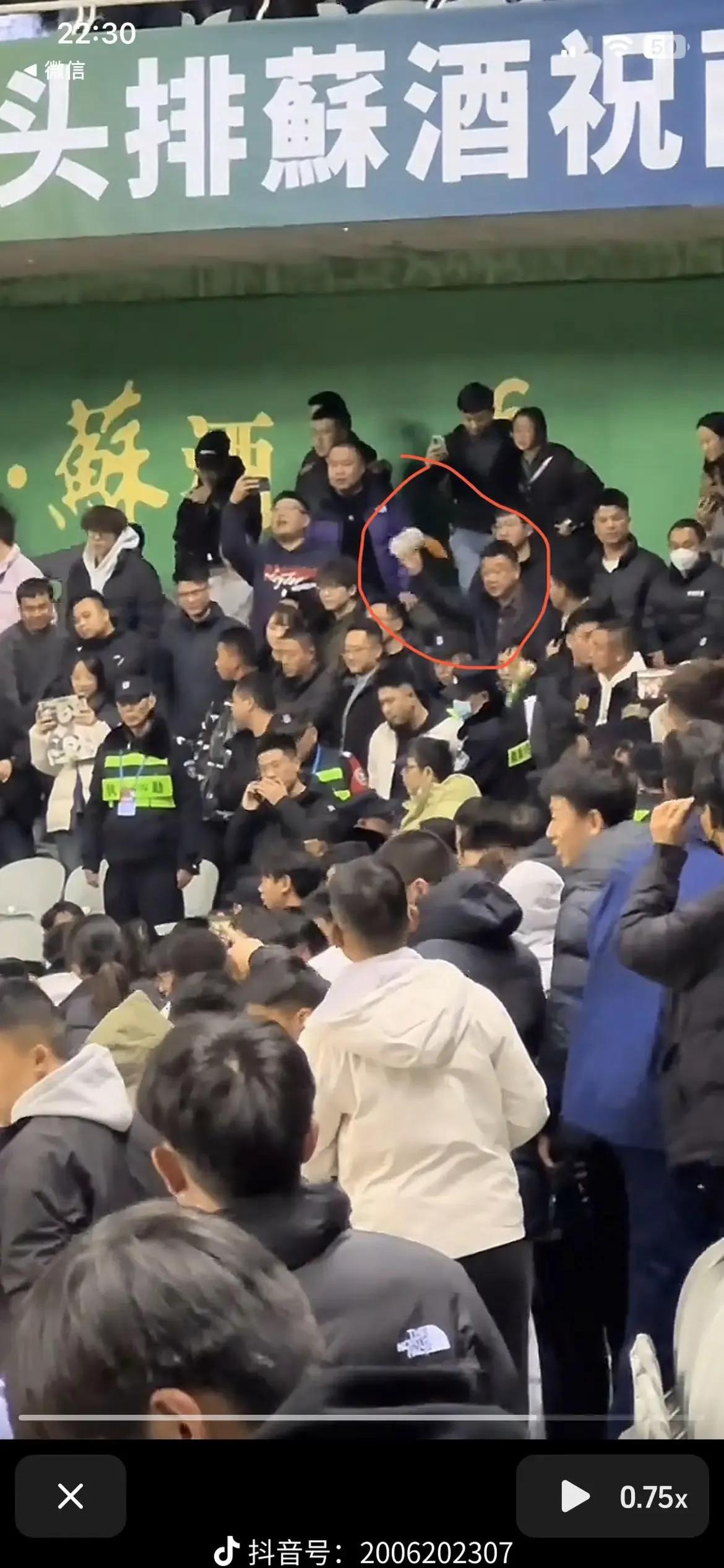 开云体育登录-体育赛事风起云涌，全城球迷集体沸腾(特写赛事停摆殃及产业链,谁来拯救体育实体业务?)