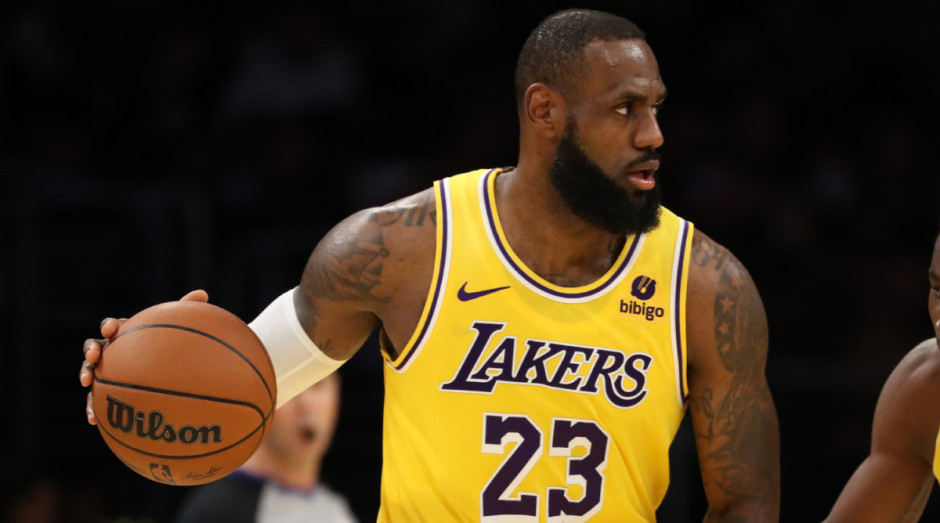 詹姆斯考虑换队为何难实现?NBA劳资协议扼杀交易的简单介绍