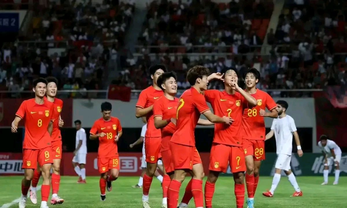 开云体育登录入口-队伍之间交锋激烈，足球比赛场上绽放精彩的简单介绍