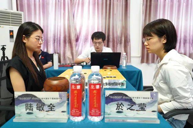 压力巨大坚守胜利，顽强晋级淘汰赛的简单介绍